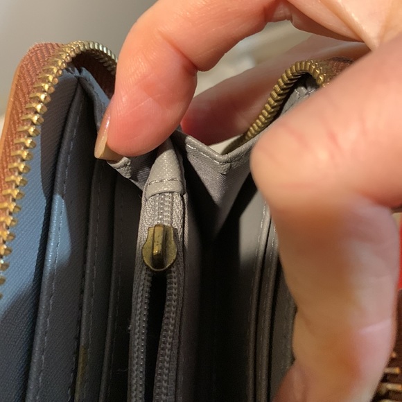 Fossil wallet vintage brown, zipper pull missing. Still zips - Picture 3 of 6